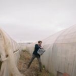 Bulent oblewa tunele foliowe benzyną.