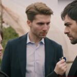 Kadr z 26. odcinka serialu "Wichrowe Wzgórze". Hali przyłapuje Zeynep z zapalniczką w ręce.