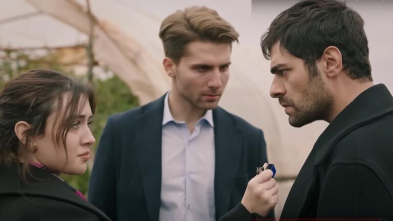 Kadr z 26. odcinka serialu "Wichrowe Wzgórze". Hali przyłapuje Zeynep z zapalniczką w ręce.