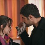 Halil pokazuje Zeynep zdjęcia z jej spotkania z Bulentem.