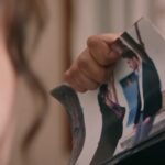 Zbliżenie na trzymane przez Halila zdjęcie.