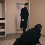 Halil wrzuca Zeynep do jednego z pokoi w domu letniskowym.