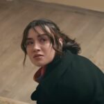 Zeynep patrzy na Halila po tym, jak rzucił ją na podłogę.