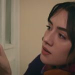 Zeynep manipuluje przy zamku, próbując otworzyć drzwi.