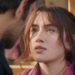 Kadr z 27. odcinka serialu "Wichrowe Wzgórze". Zeynep, przyłapana na ucieczce, patrzy na Halila, stojącego bardzo blisko niej.