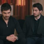 Halil i Eren siedzą na sofie w domu letniskowym.