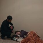 Halil kuca przy śpiącej na podłodze Zeynep. Intensywnie wpatruje się w nią.