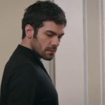 Halil nie może oderwać oczu od Zeynep.