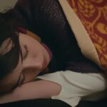 Zbliżenie na śpiącą Zeynep.