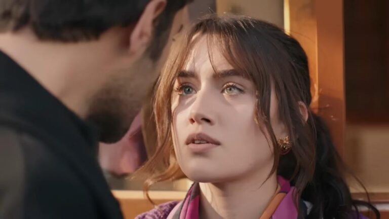 Kadr z 27. odcinka serialu "Wichrowe Wzgórze". Zeynep, przyłapana na ucieczce, patrzy na Halila, stojącego bardzo blisko niej.