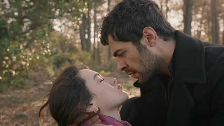 Kadr z 31. odcinka. Halil podnosi nieprzytomną Zeynep.