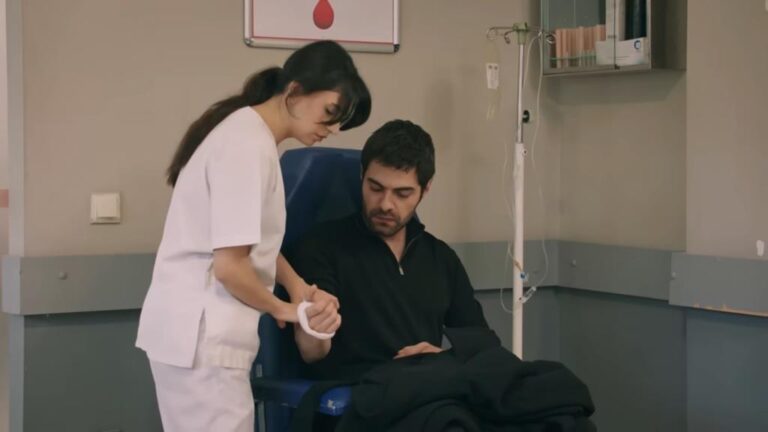 Kadr z 32. odcinka serialu "Wichrowe Wzgórze". Halil oddaje krew dla Zeynep.