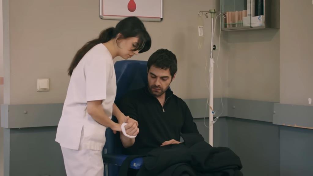 Kadr z 32. odcinka serialu "Wichrowe Wzgórze". Halil oddaje krew dla Zeynep.