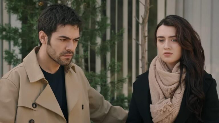Kadr z 37. odcinka "Wichrowego Wzgórza". Zeynep i Halil siedzą na ławce przed szpitalem.