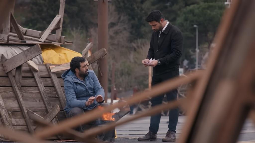 Koray płaci bezdomnemu, by go pobił