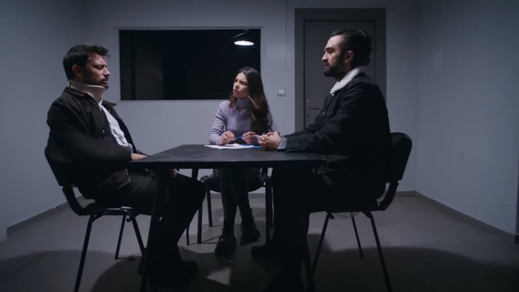 Ayse i Ferit rozmawiają z Korayem w pokoju przesłuchań