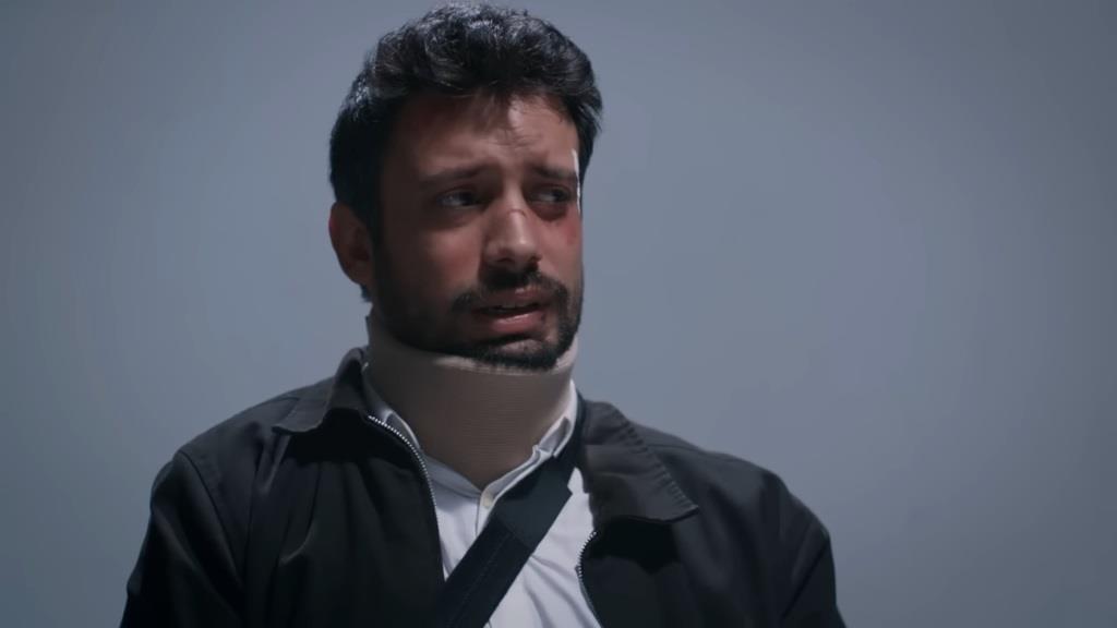 Koray w gorsecie ortopedycznym.