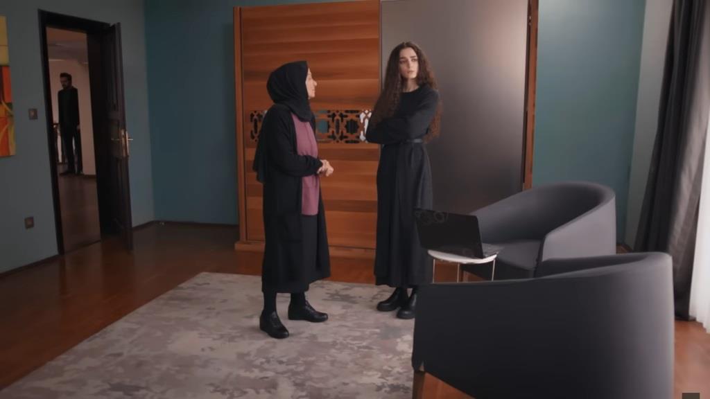 Akca konfrontuje Nanę ze słowami, które powiedziała Kubilayowi.