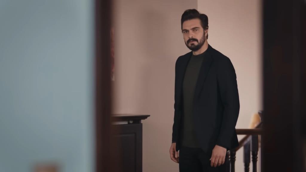 Yaman podsłuchuje rozmowę Akcy i Nany.