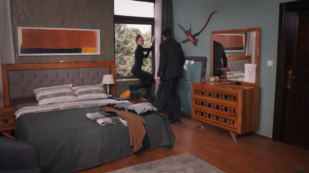 Yaman wchodzi do pokoju Nany, gdy ta próbuje naprawić okno.