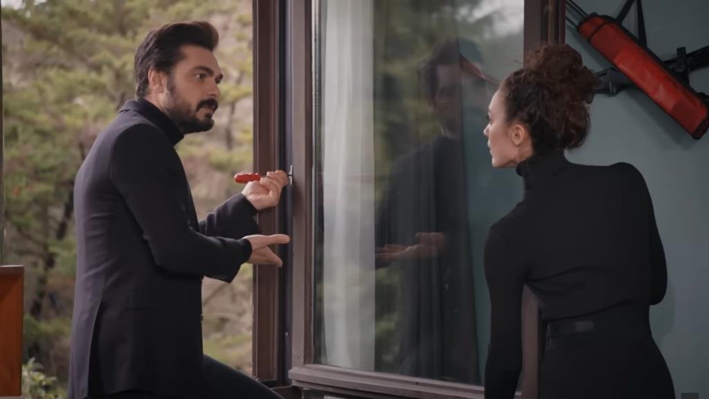 Yaman naprawia okno, nadal sprzeczając się z Naną.