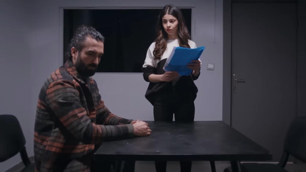 Ayse zapoznaje się z aktami Ferita.