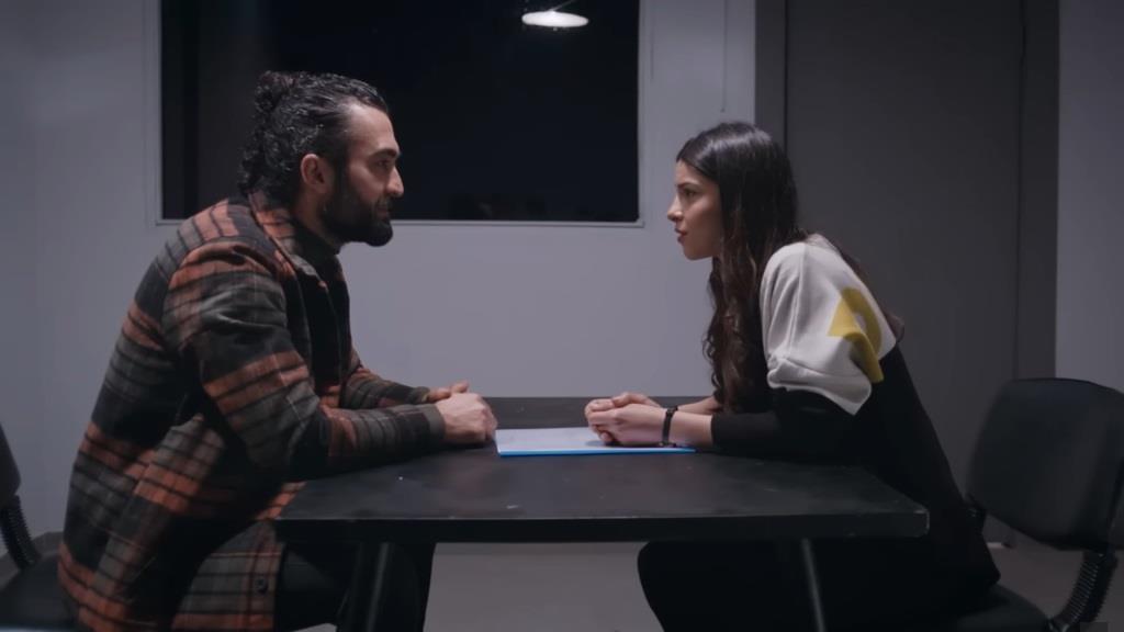 Ayse przesłuchuje Ferita.