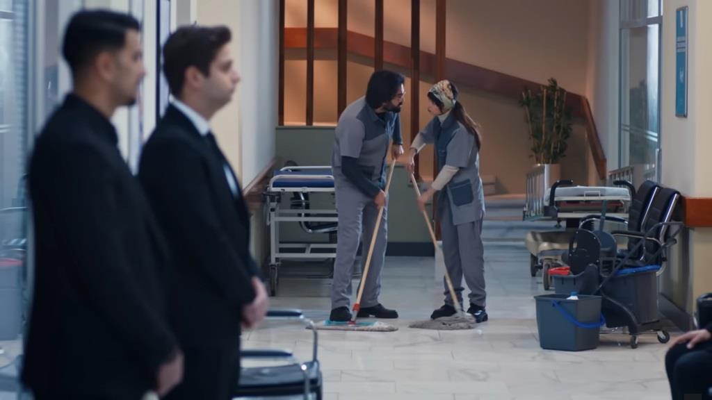 Ayse i Ferit biorą udział w tajnej misji w szpitalu.