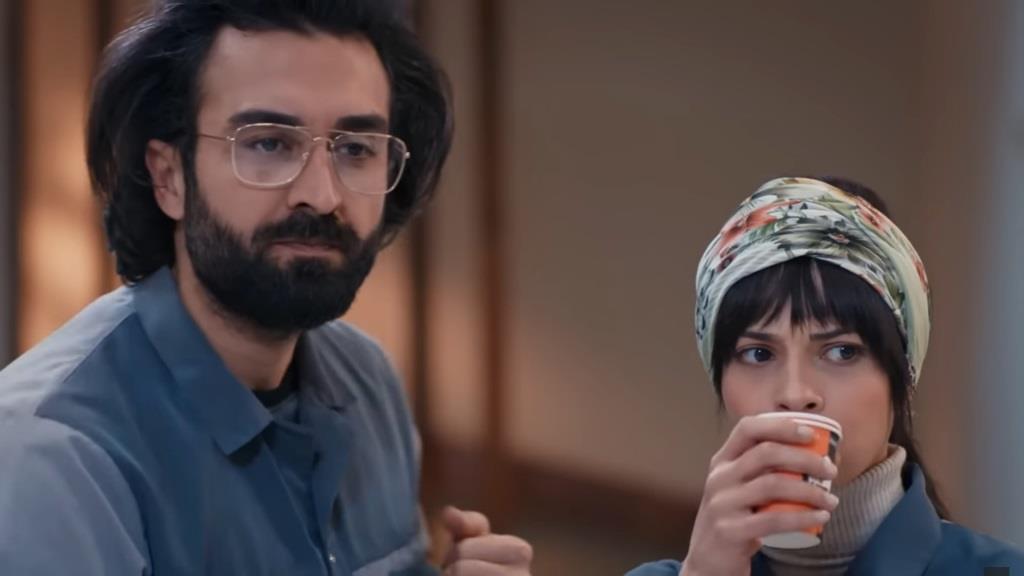 Ferit i Ayse w uniformach sprzątaczy.