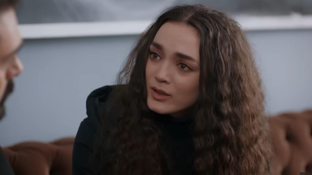 Wspomnienia o tragicznie zmarłym chłopcu wywołują łzy w oczach Nany.