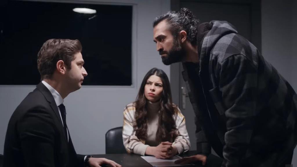 Scena w pokoju przesłuchań na komisariacie. Ayse i Ferit przesłuchują zatrzymanego ochroniarza.