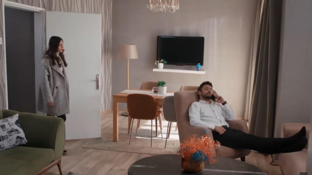 Ayse wchodzi do pokoju dziennego w swoim mieszkaniu. Odkrywa, że Koray czuje się doskonale.