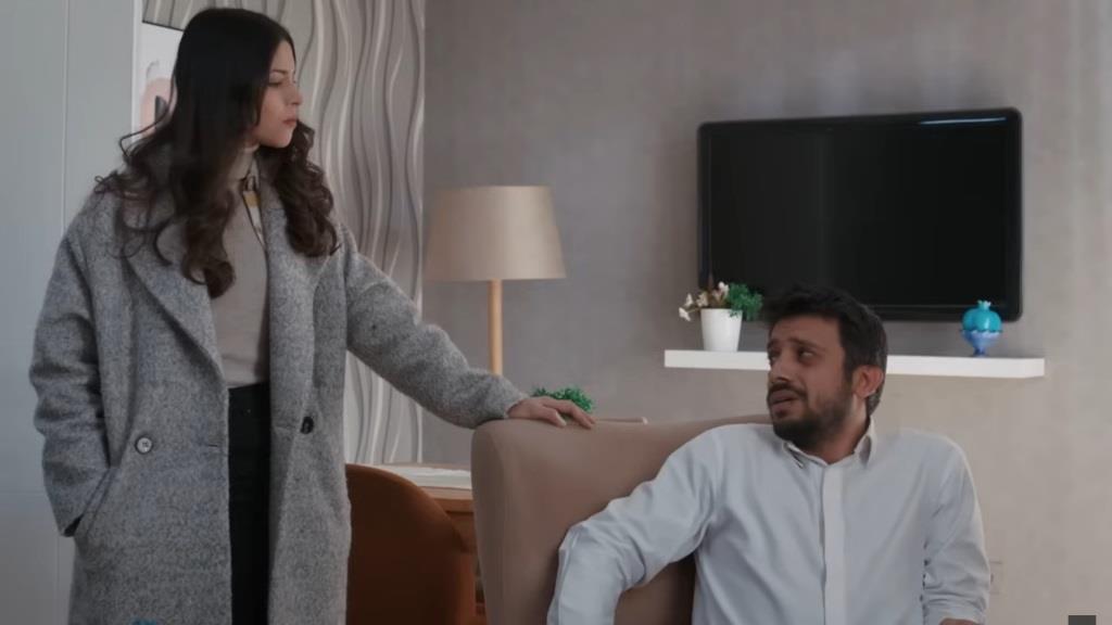 Koray udaje ciężko chorego. Na jego twarzy maluje się fałszywy grymas bólu. Ayse patrzy na niego poważnym wzrokiem, nie dając się nabrać na jego grę.