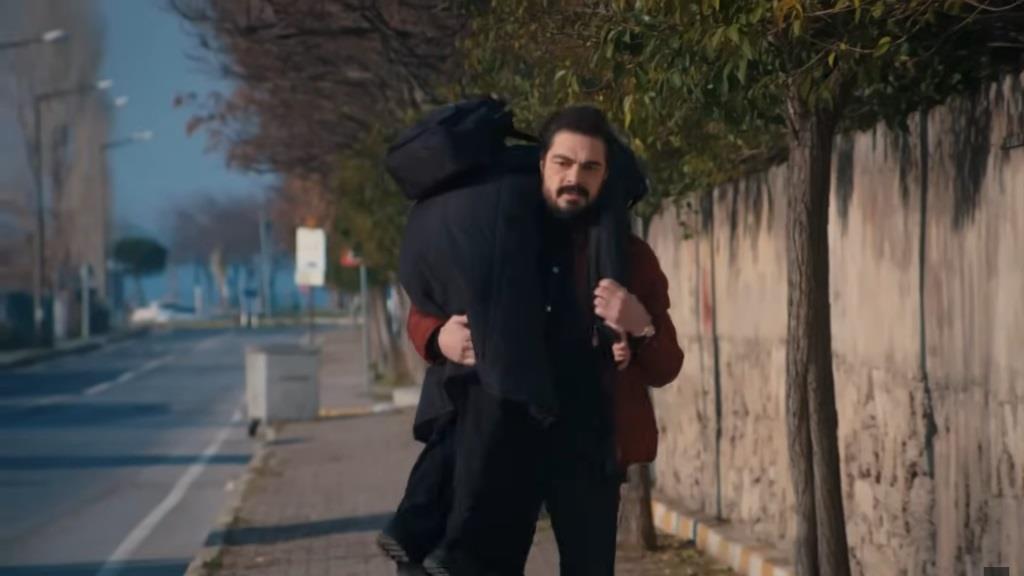 Yaman znajduje Nanę, która próbowała uciec. Przerzuca ją sobie przez ramię i niesie do samochodu.