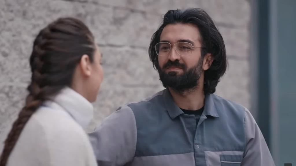 Ferit rozmawia z pielęgniarką Simay przed szpitalem.