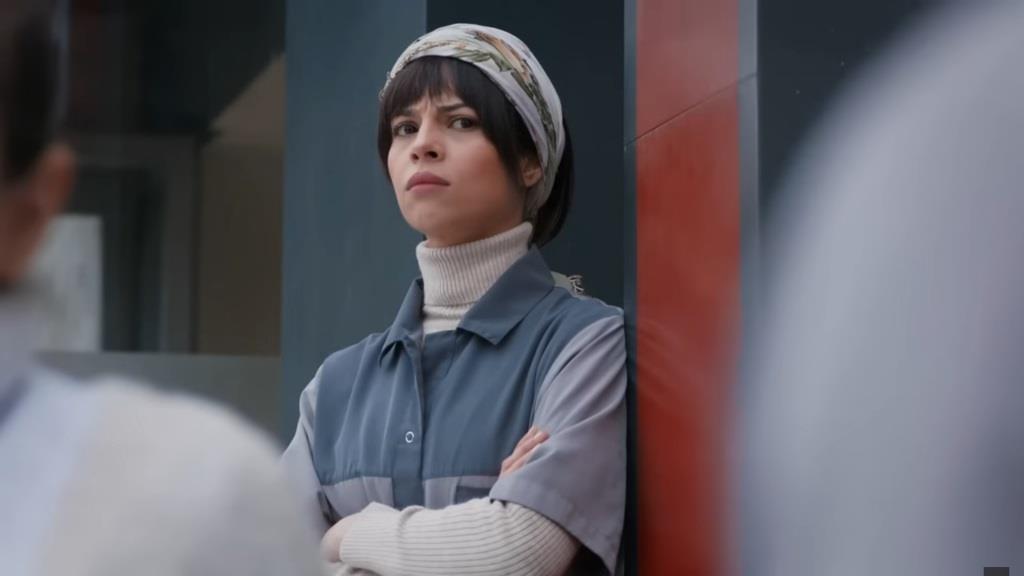 Ayse z niezadowoleniem obserwuje rozmawiających Ferita i Simay.