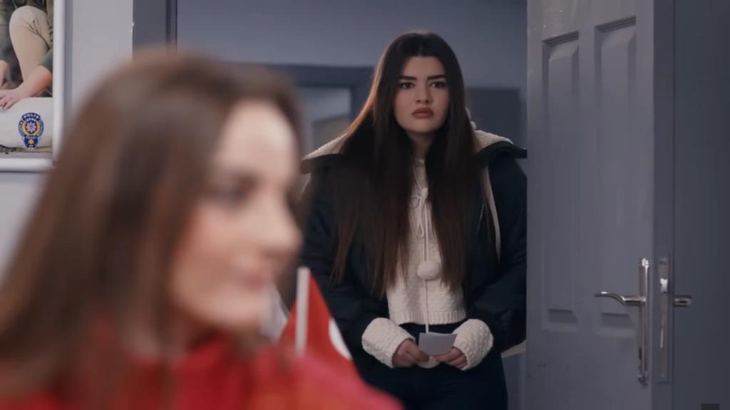 Scena na komisariacie. Nese staje w wejściu do biura i zdruzgotana patrzy na Basak, która siedzi naprzeciwko Volkana, trzymając go za rękę.