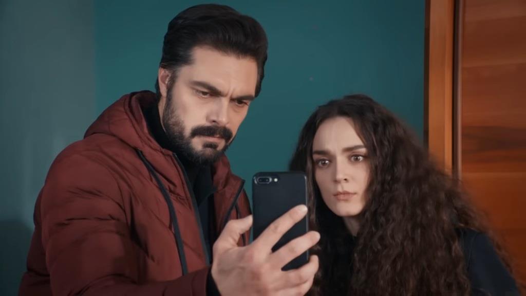 Yaman i Nana prowadzą wideorozmowę z gangsterem Sergo Nercelim.