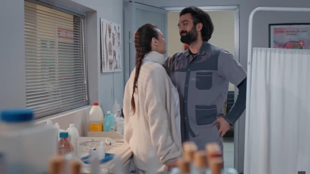 Ferit chowa telefon Simay do swojej kieszeni, flirtując z nią.