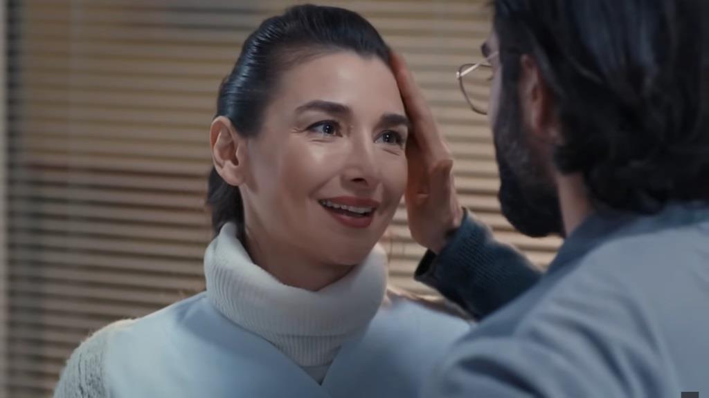 Simay nie może oderwać wzroku od Ferita i nie zauważa, kiedy komisarz zabiera jej telefon.