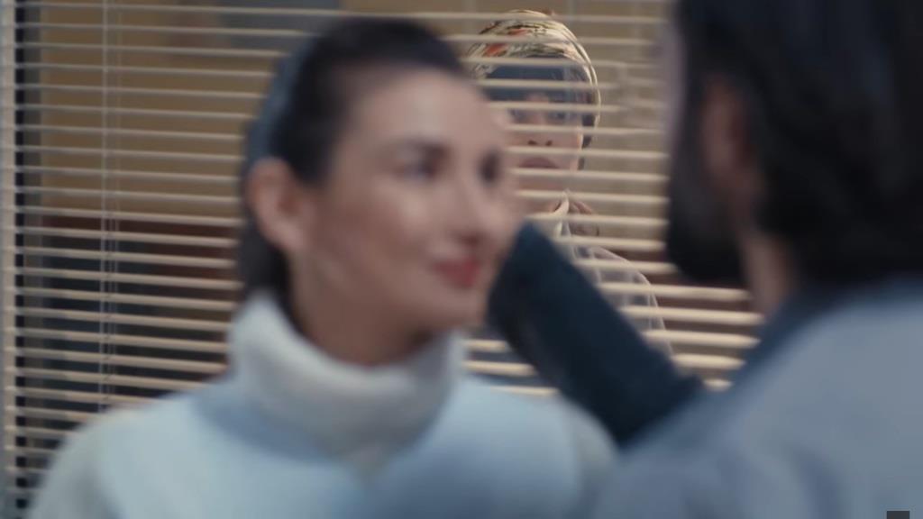 Ayse jest świadkiem amorów Ferita i Simay. Jest przekonana, że Ferit naprawdę ją podrywa.