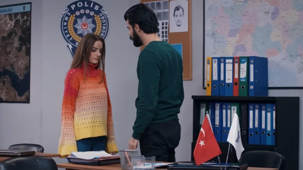 Scena na komisariacie. Basak skarży się Volkanowi na Nese.