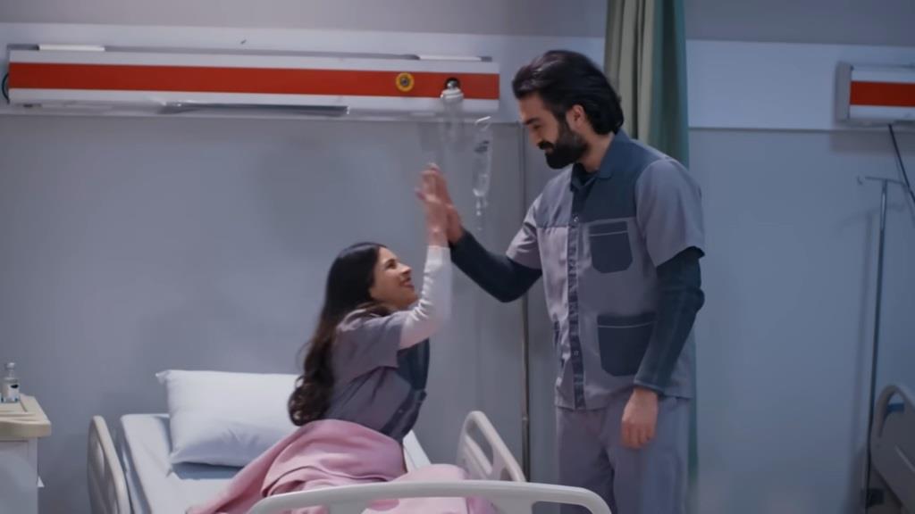 Ayse i Ferit przybijają piątkę po udanej akcji.