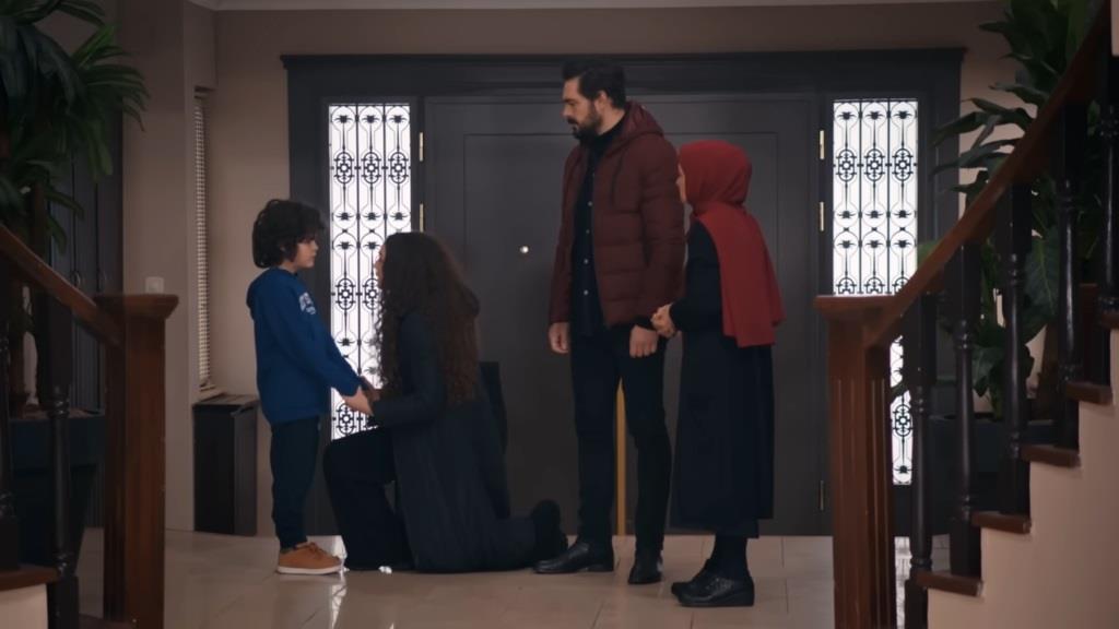 Scena w przedpokoju rezydencji. Nana kuca przed Yusufem i obiecuje mu, że zrobi wszystko, żeby go nie opuścić. Yaman i Akca stoją obok.