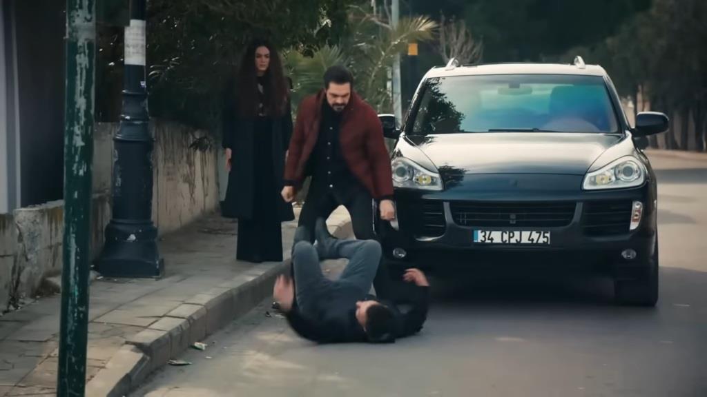 Yaman wdaje się w bójkę z drugim kierowcą. Uderza go, a jego rywal przewraca się.