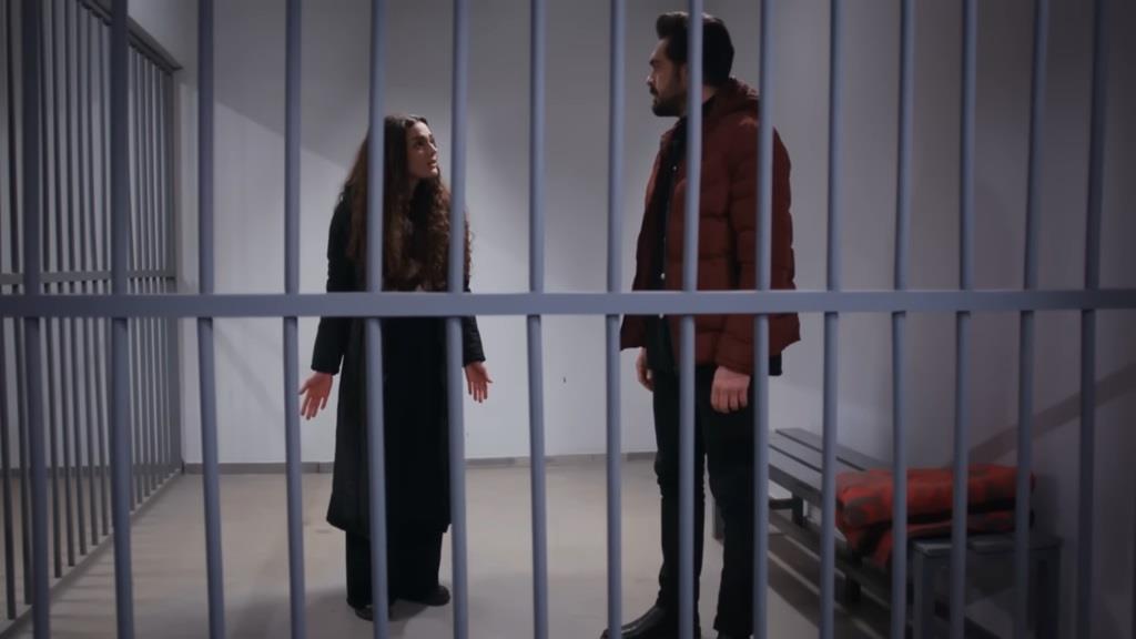 Yaman i Nana są zamknięci w jednej celi na komisariacie.