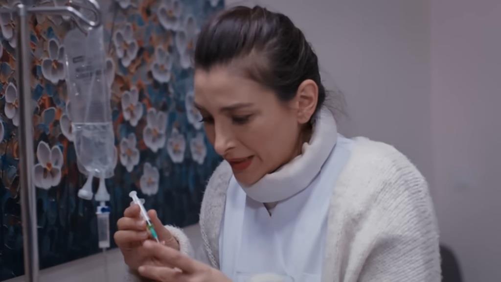 Pielęgniarka Simay próbuje zaaplikować truciznę ze strzykawki do worka infuzyjnego.