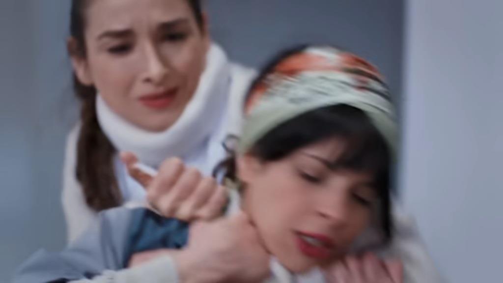 Simay atakuje Ayse, wbijając jej strzykawkę w szyję.