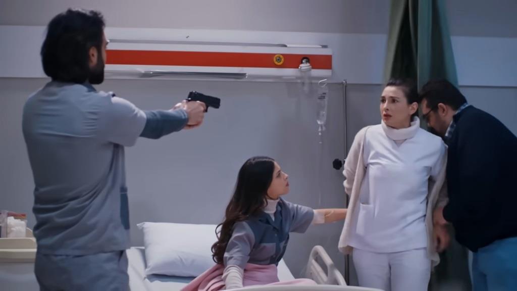 Scena rozgrywa się w sali szpitalnej. Policjanci zatrzymują Simay. Ferit celuje w nią z pistoletu, a Ayse i Ibrahim trzymają jej ręce.