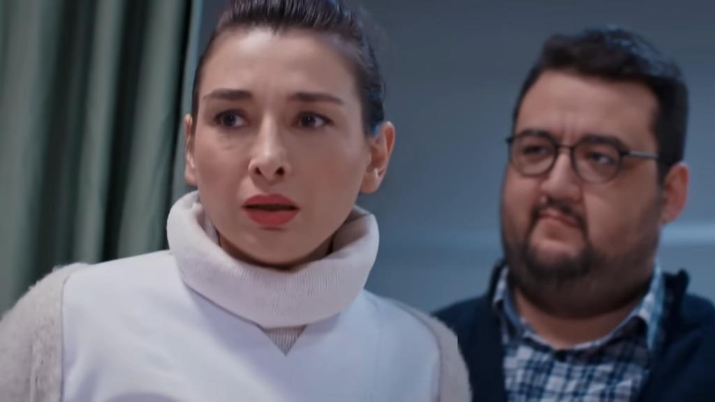 Simay jest zaskoczona i zdruzgotana swoją porażką. Stojący za nią Ibrahim uśmiecha się.